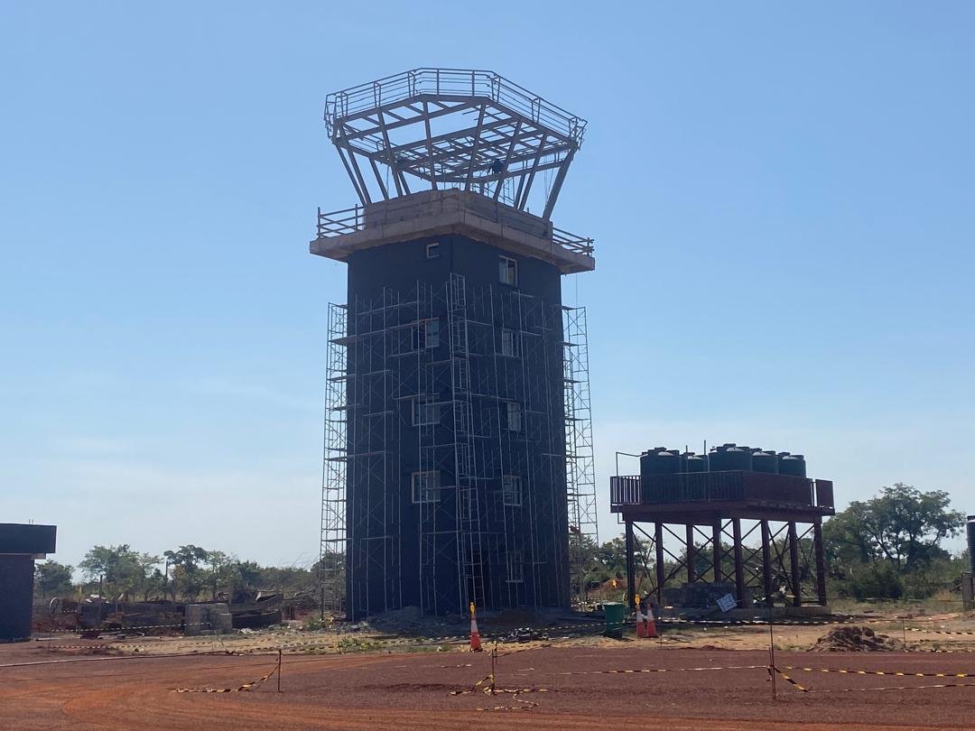 Contrôle géotechnique de la piste, de la tour et des bâtiments du chantier.
