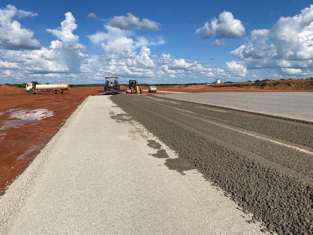 Contrôle géotechnique de la piste, de la tour et des bâtiments du chantier.